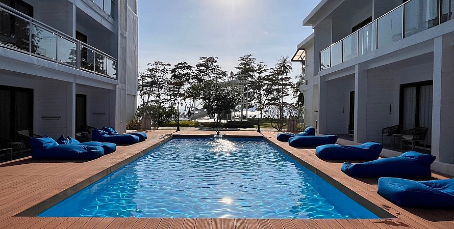 Grand Deluxe Poolside Room
