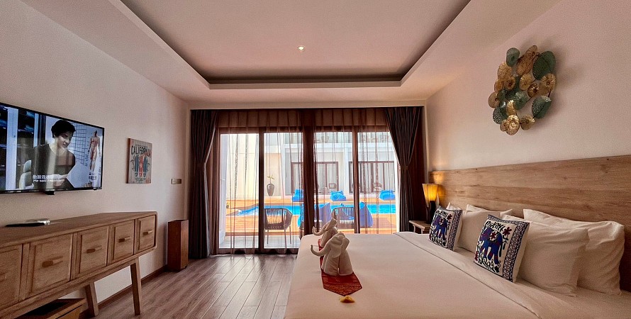 Grand Deluxe Poolside Room