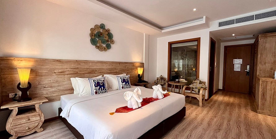 Grand Deluxe Poolside Room
