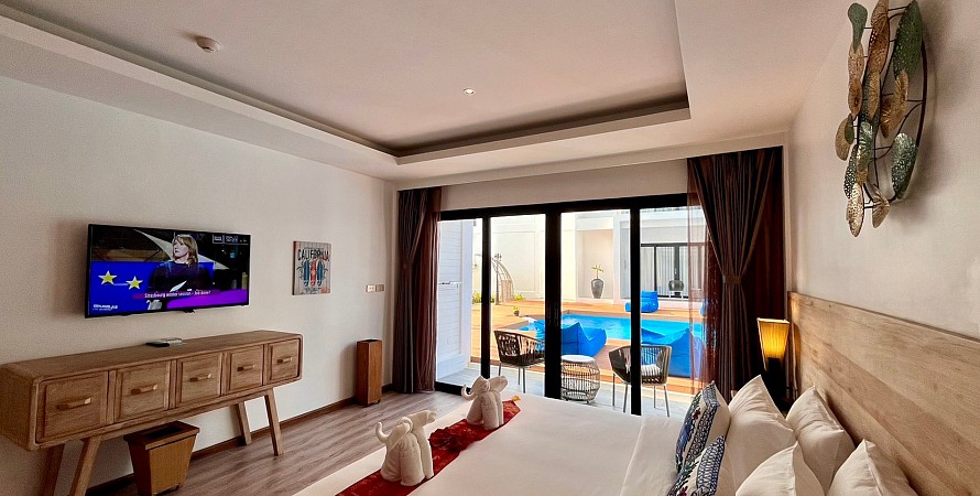 Grand Deluxe Poolside Room