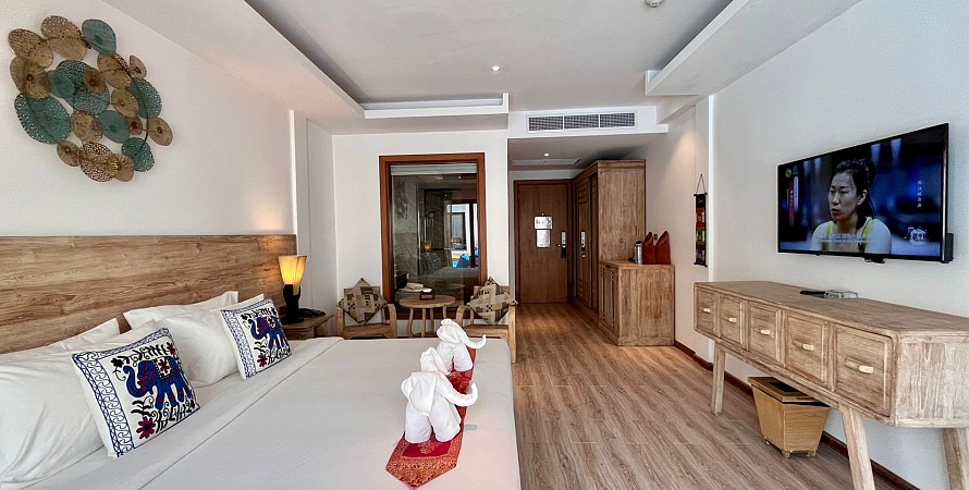 Grand Deluxe Poolside Room