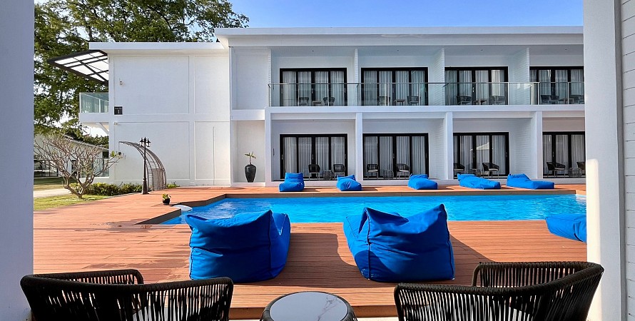 Grand Deluxe Poolside Room
