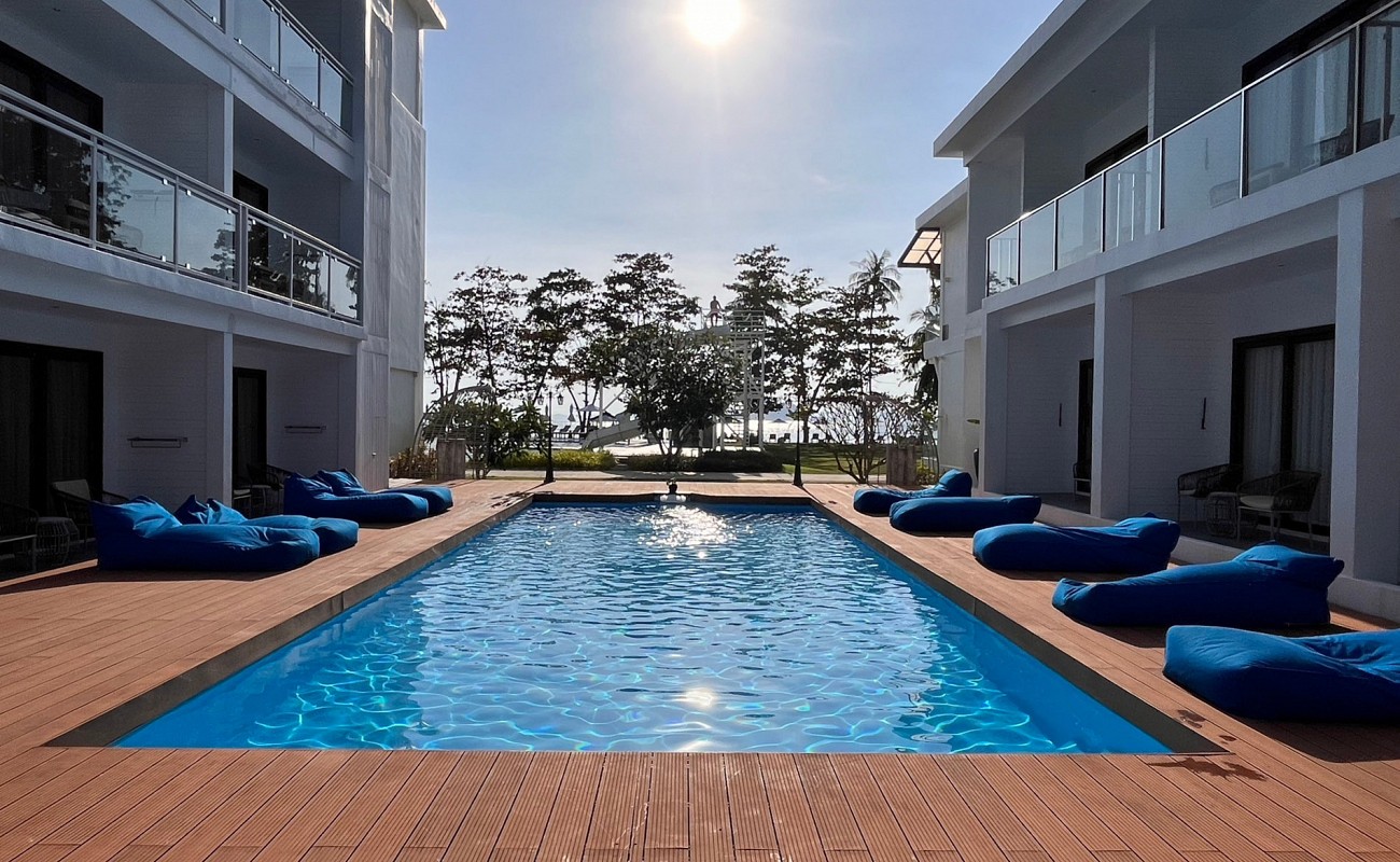Grand Deluxe Poolside Room