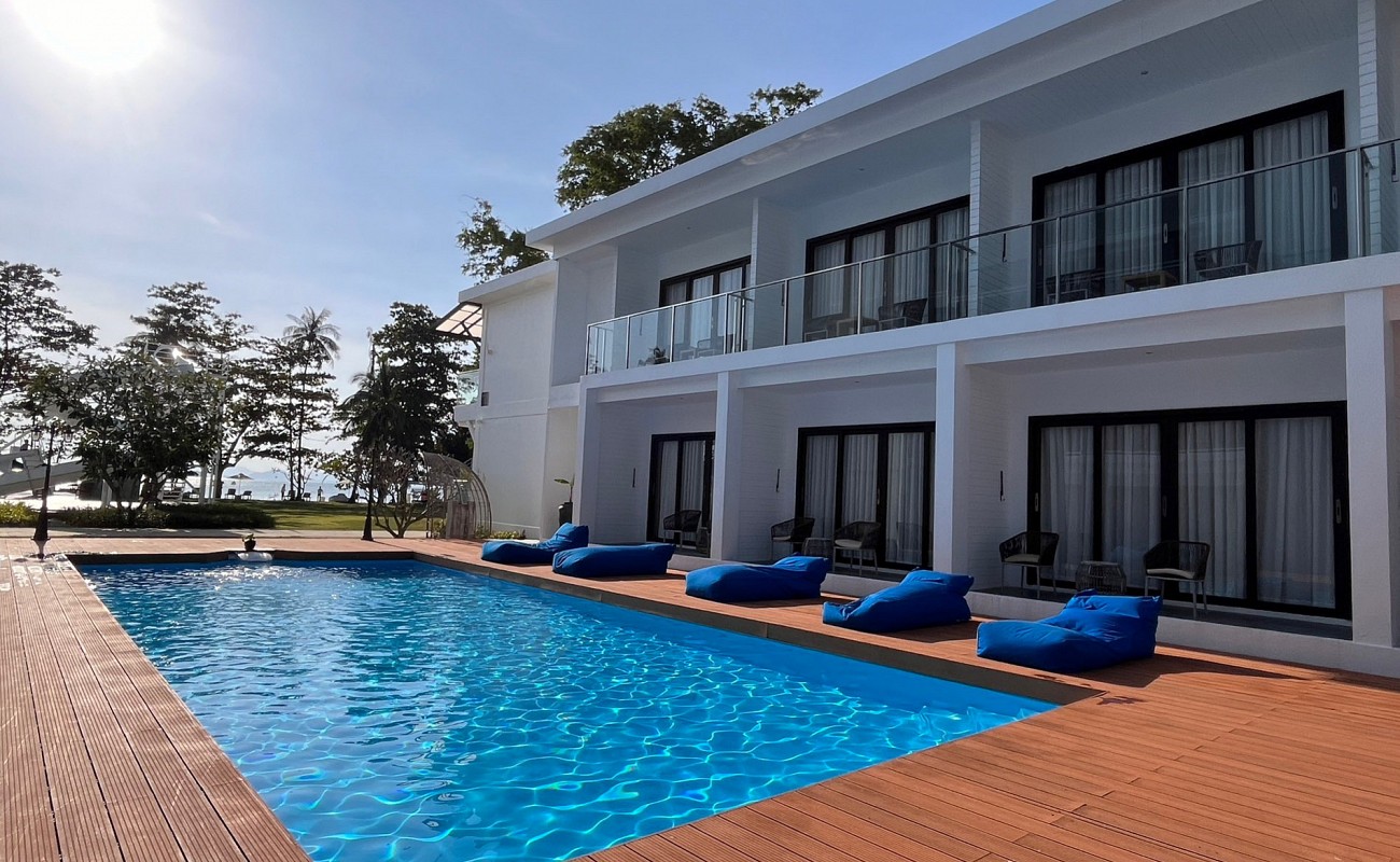 Grand Deluxe Poolside Room