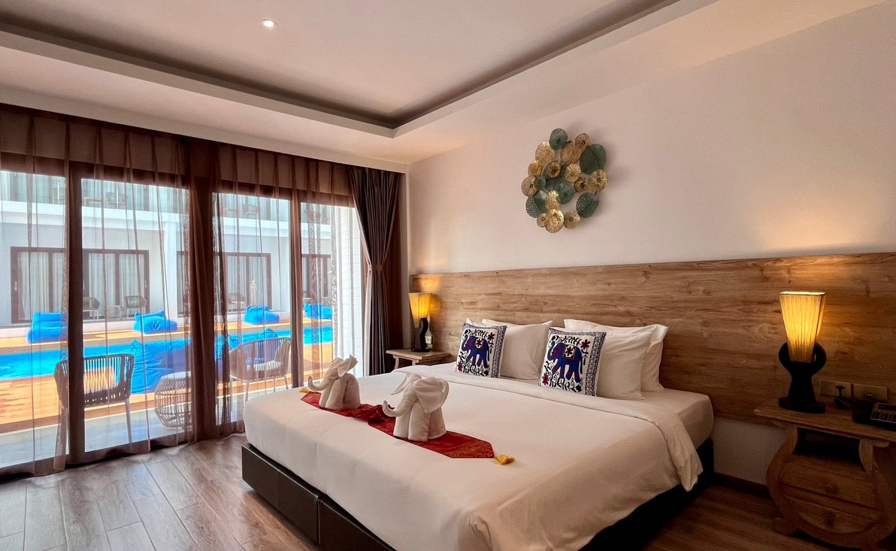 Grand Deluxe Poolside Room