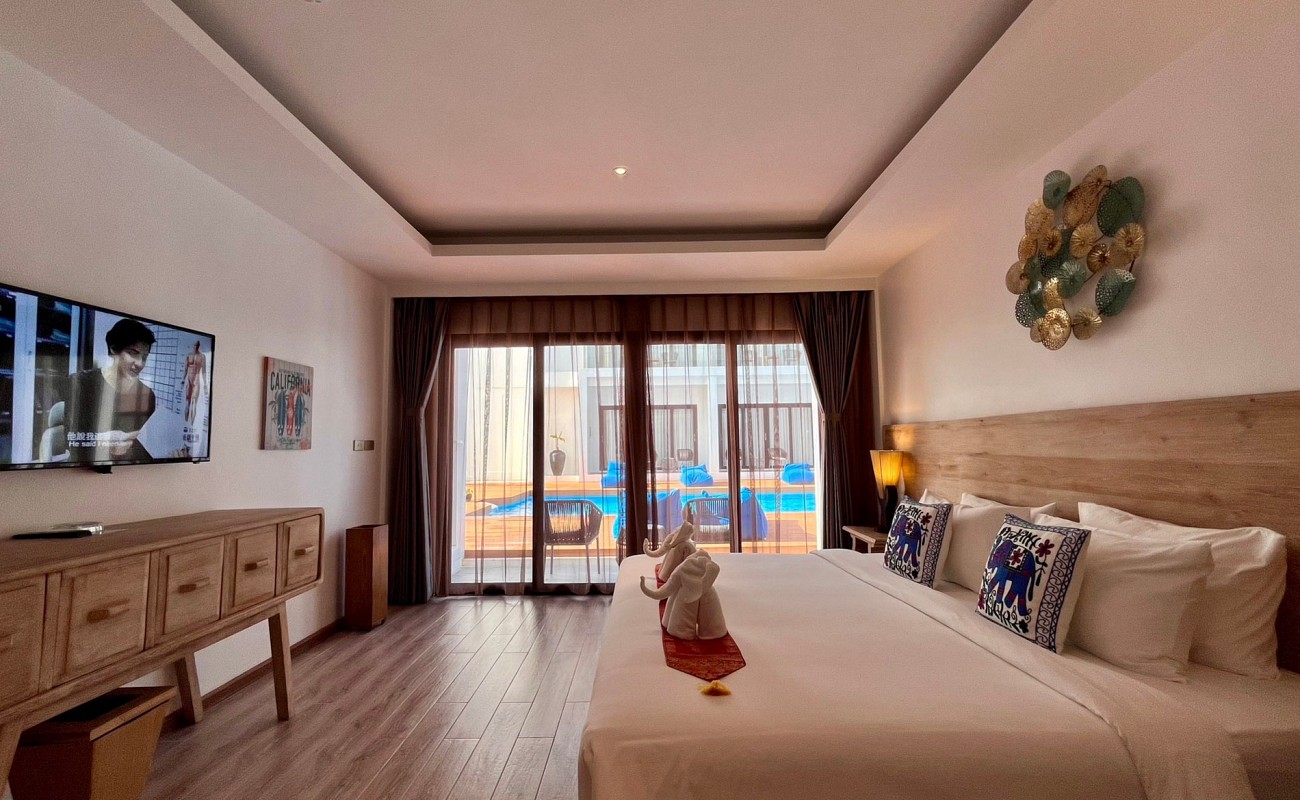 Grand Deluxe Poolside Room