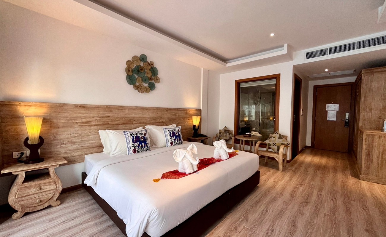 Grand Deluxe Poolside Room