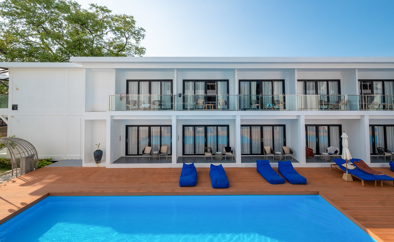 Grand Deluxe Poolside Room
