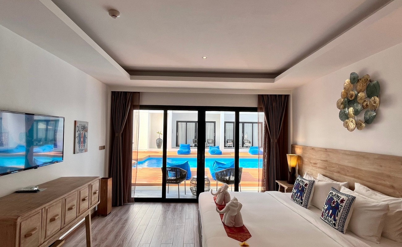 Grand Deluxe Poolside Room