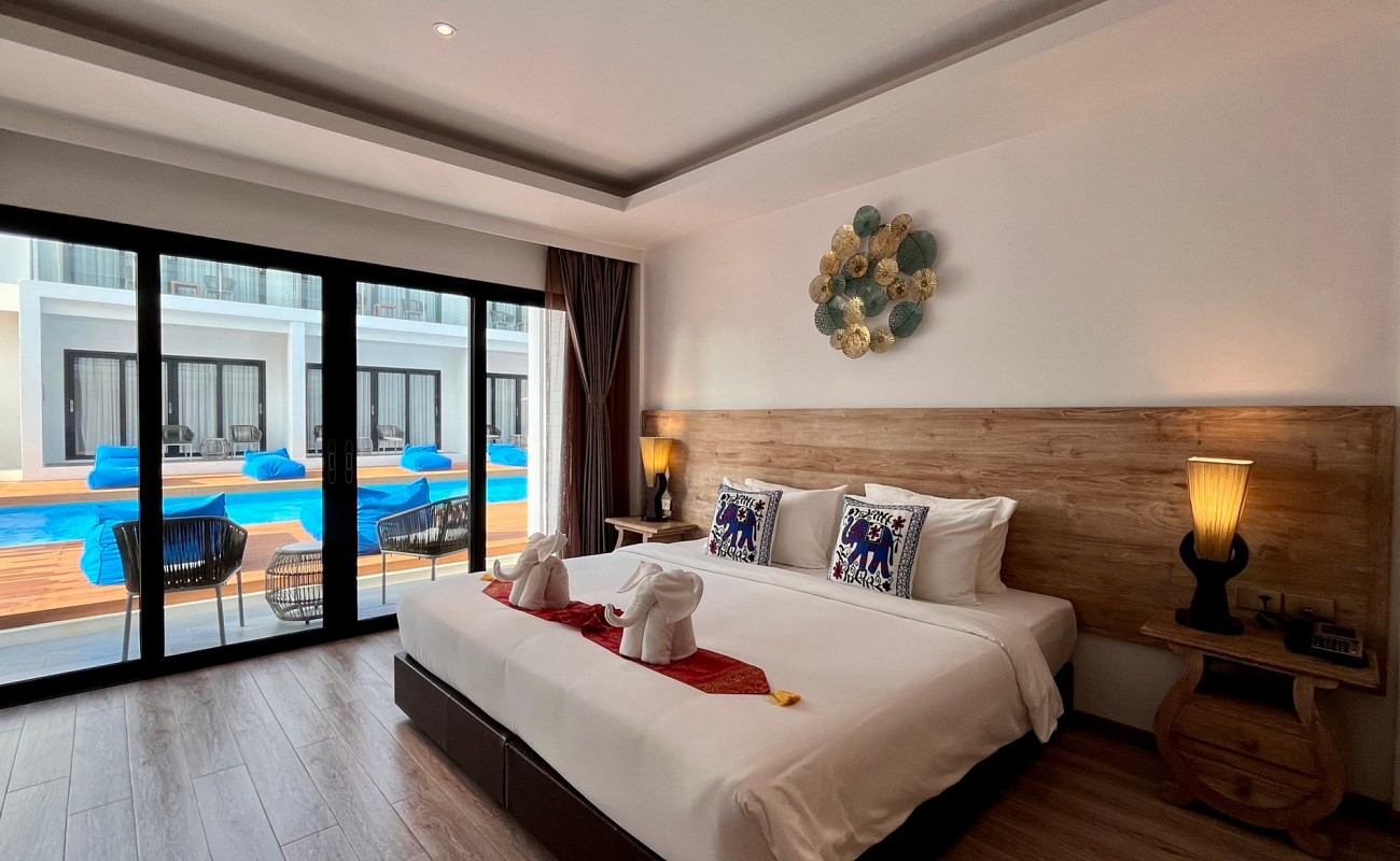 Grand Deluxe Poolside Room