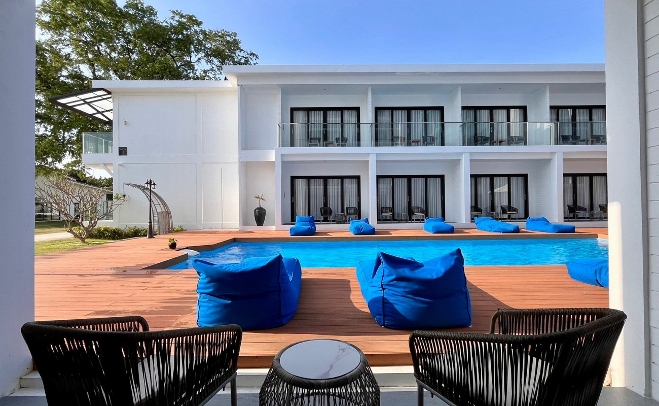 Grand Deluxe Poolside Room
