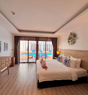 Grand Deluxe Poolside Room