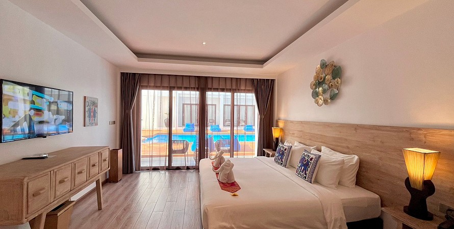 Grand Deluxe Poolside Room