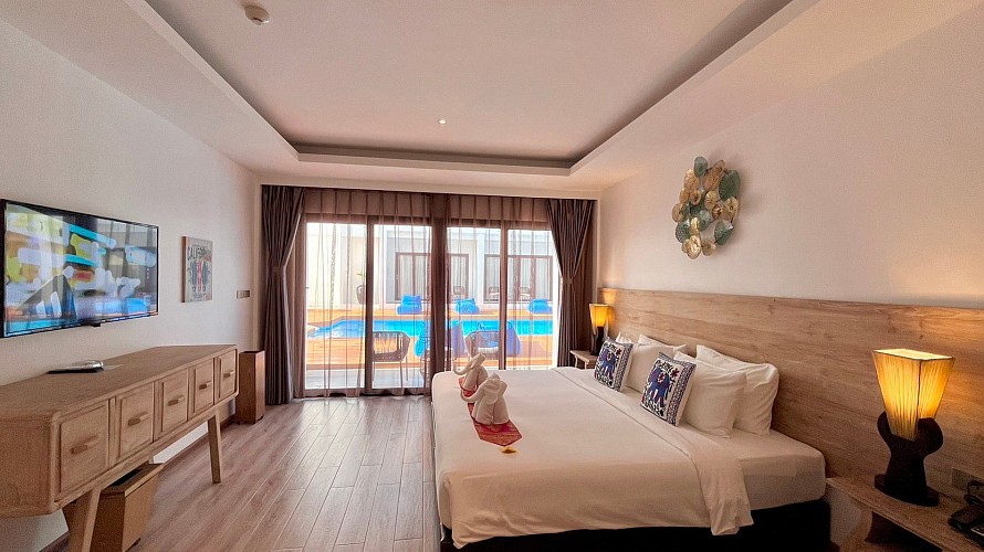 Grand Deluxe Poolside Room