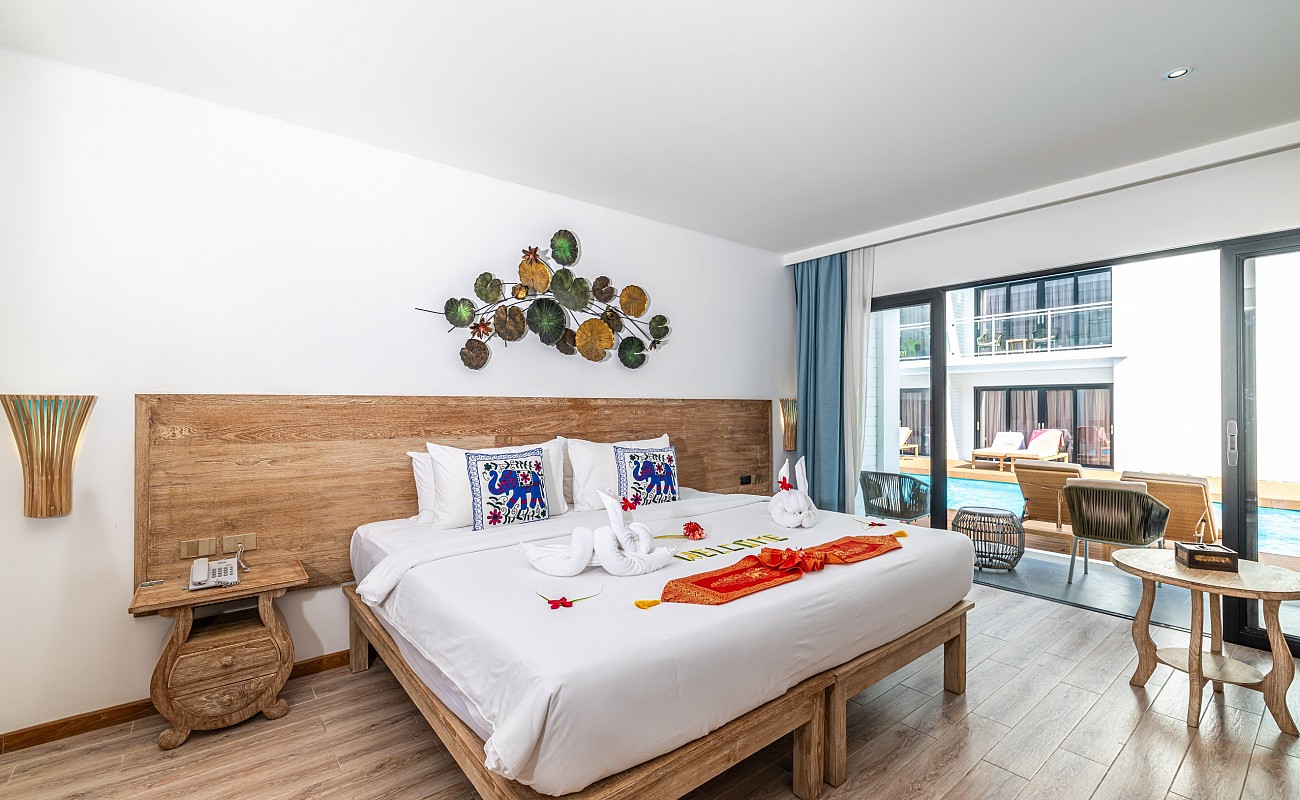 Grand Deluxe Poolside Room