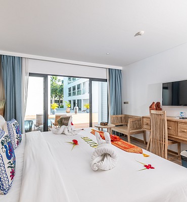 Grand Deluxe Poolside Room