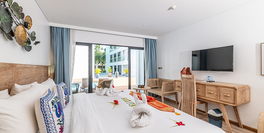 Grand Deluxe Poolside Room