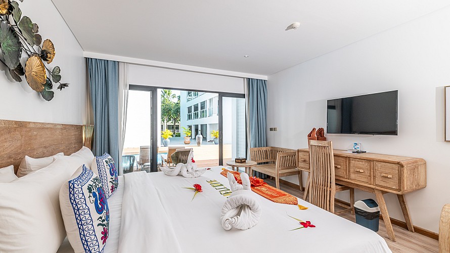 Grand Deluxe Poolside Room