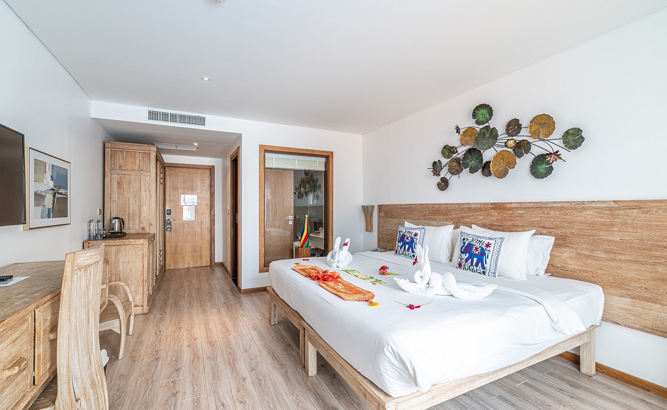 Grand Deluxe Poolside Room
