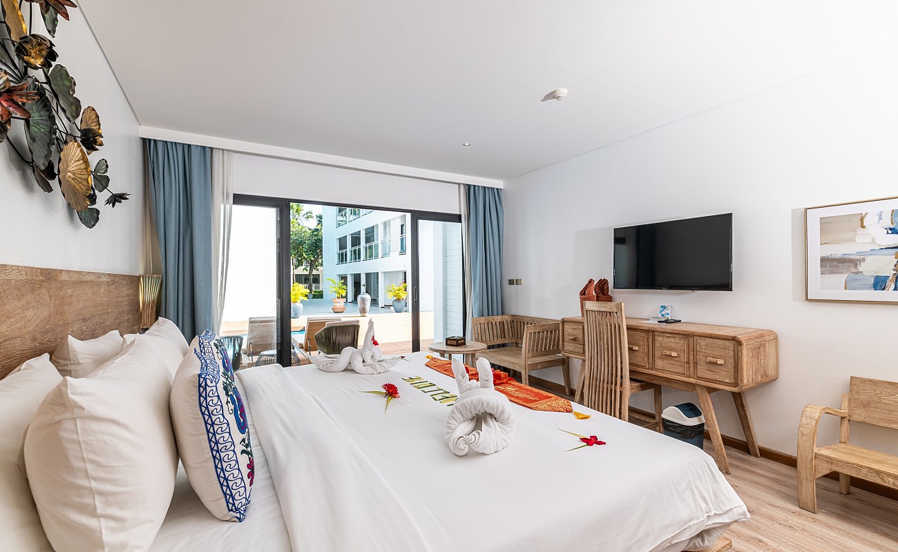 Grand Deluxe Poolside Room